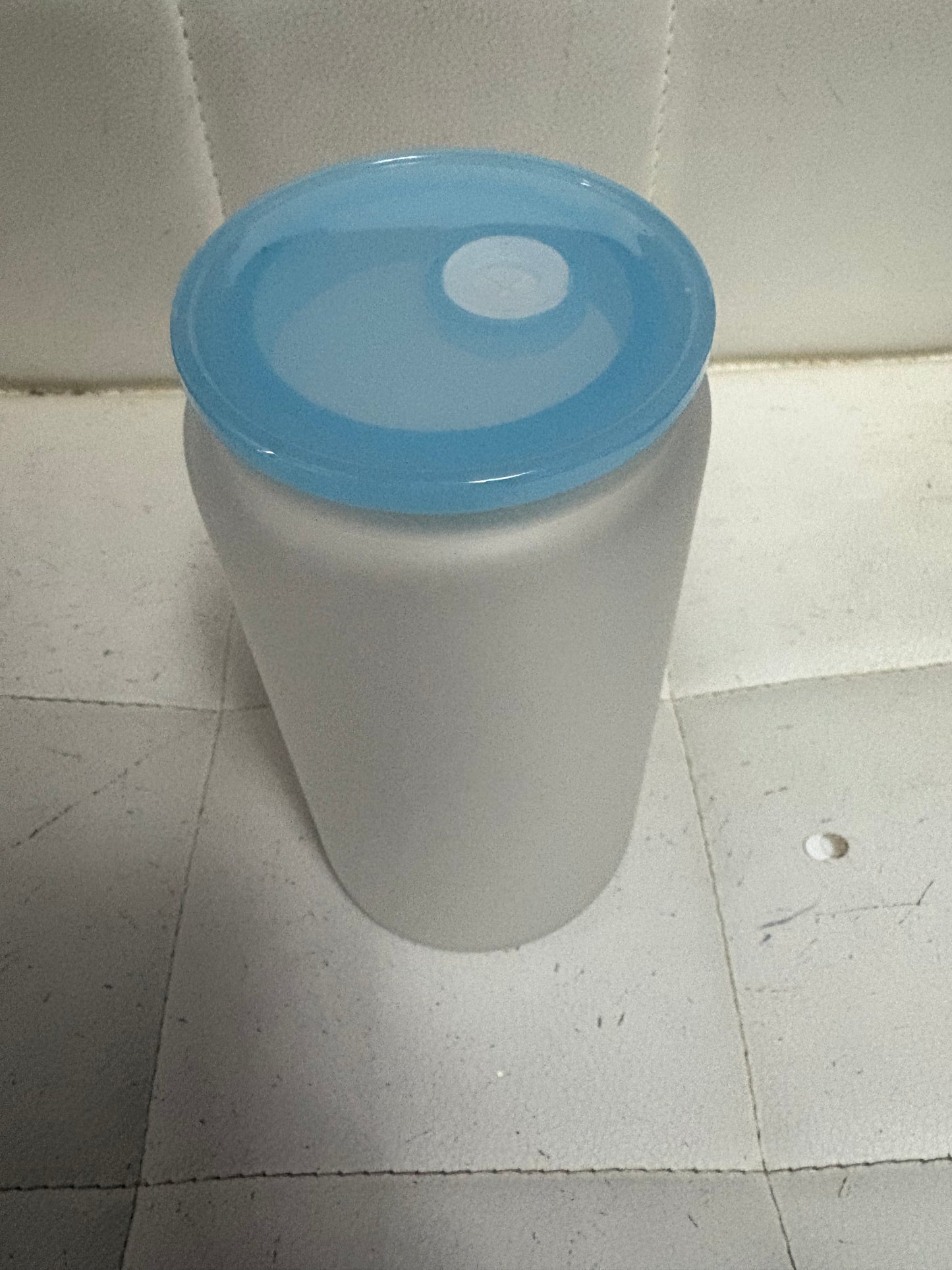 16 oz frosted glass cup with colored lid