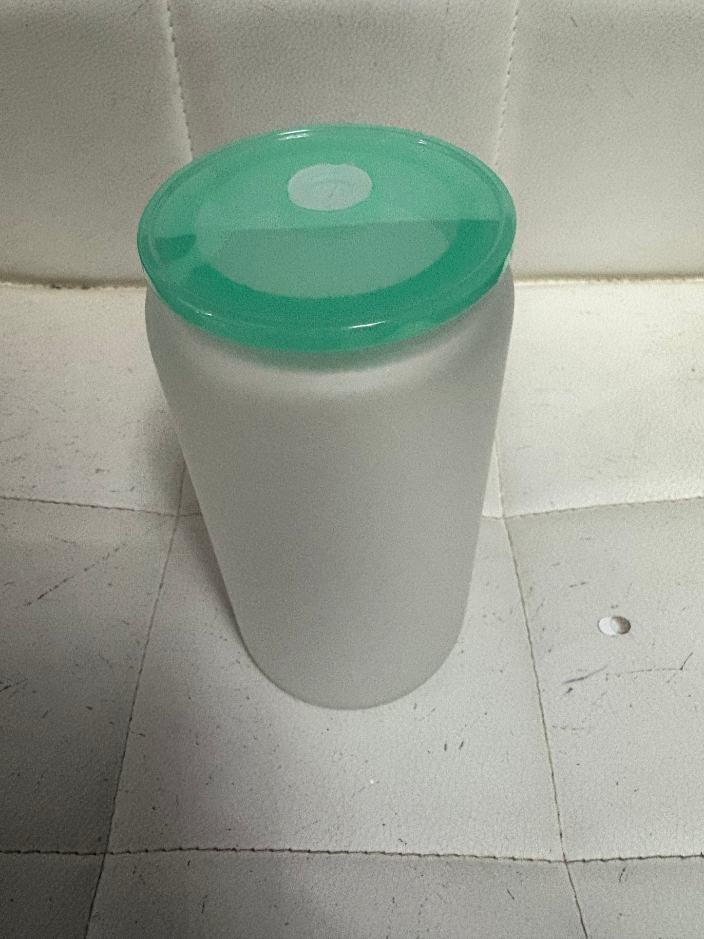 16 oz frosted glass cup with colored lid